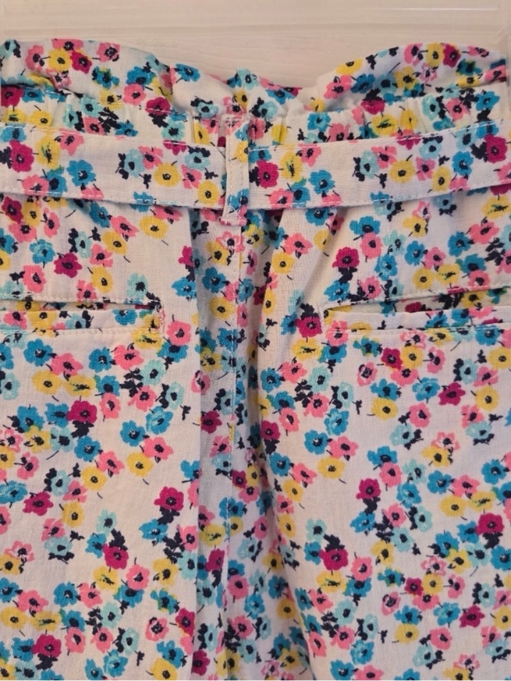 a.n.a White Linen Blend Paperbag Shorts w. Pink, Blue & Yellow Floral - W XL